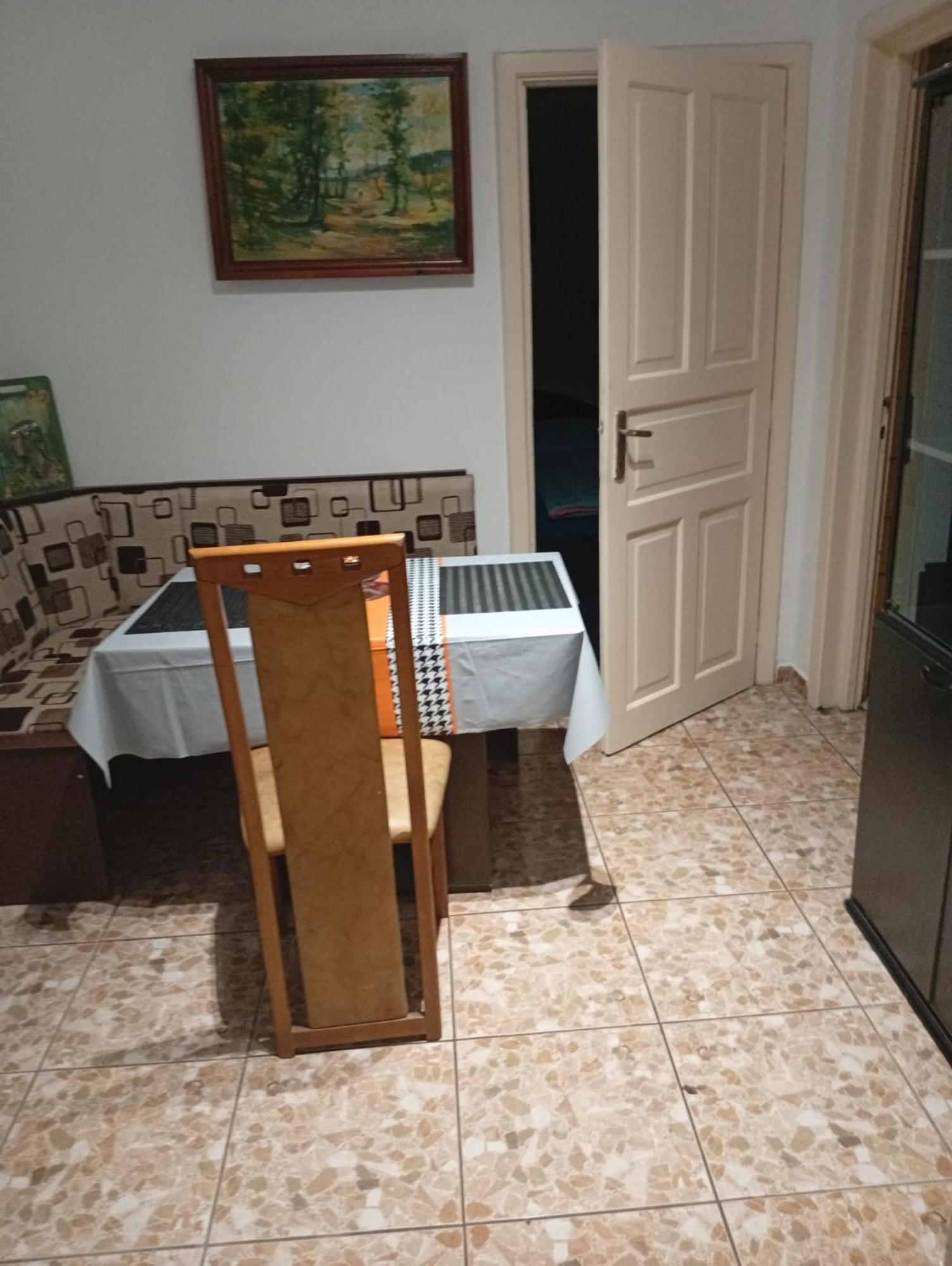 Garsoniera Clara, La Casa Apartment